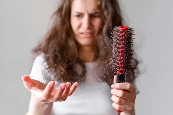 La pérdida de cabello es una de las preocupaciones estéticas más comunes, y también una de las más frustrantes. Entender cómo evitar la caída del cabello puede ayudarte a mejorar tu...